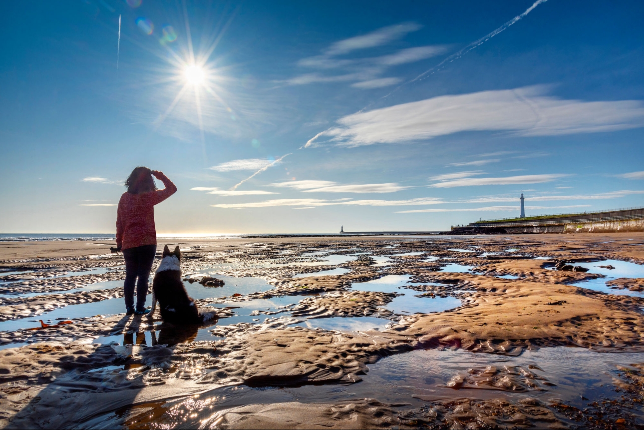 woman and dog on seaburn beach