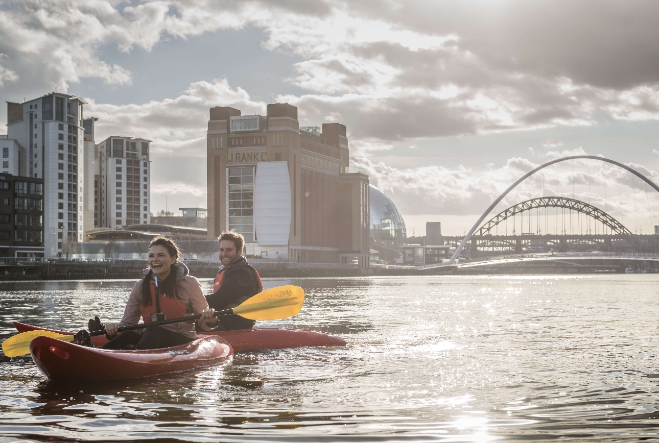 Vtwo people kayaking on tyne